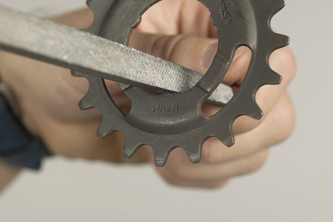 Da normale Ritzel beim „Singlespeed“-Einsatz rasant verschleißen würden, kann man (für breite Achtfach- oder Nabenschaltungs-Ketten) Ritzel verwenden, wie es sie für Rücktritt-und Sachs-Dreigang-Naben mit 13 bis 22 Zähnen gibt. Sie passen auf den Kranzkörper, wenn man von den drei runden Nasen jeweils einige Zehntel Millimeter abfeilt. Man sollte so ein Ritzel aber nur mit Freilaufkörpern aus Stahl kombinieren. In weichere Alu-Körper würden sich die Stahlnasen zu sehr eingraben.