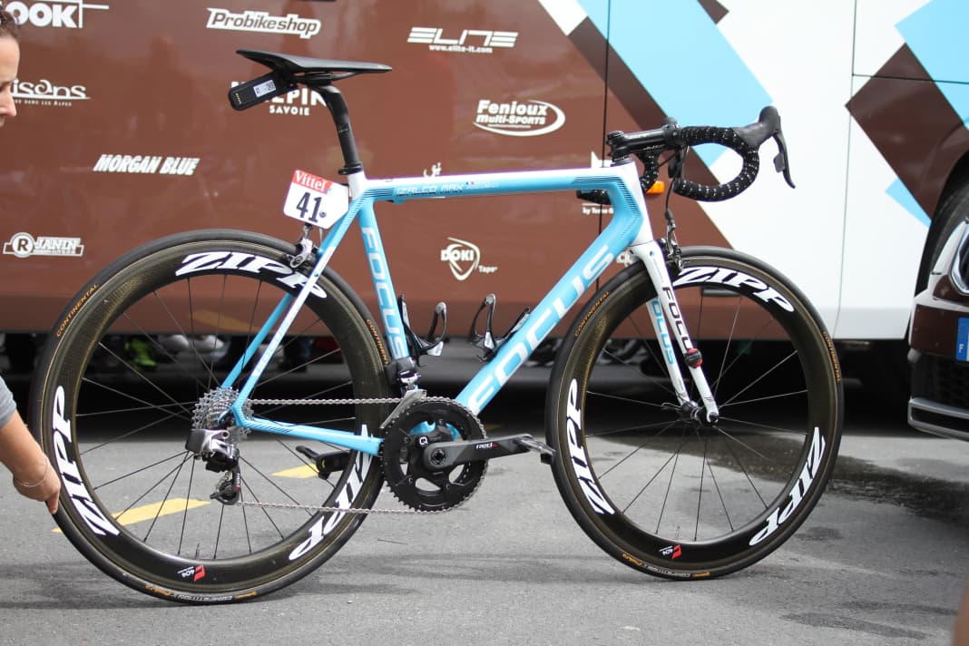 The lightweight Izalco Max is used by the team riders on all stages; the manufacturer does not have an aerodynamically optimised racing bike in its range. The bike is equipped with the new eTAP wireless shifting system from SRAM; the wheels, handlebars and stem come from the SRAM sub-brand Zipp.