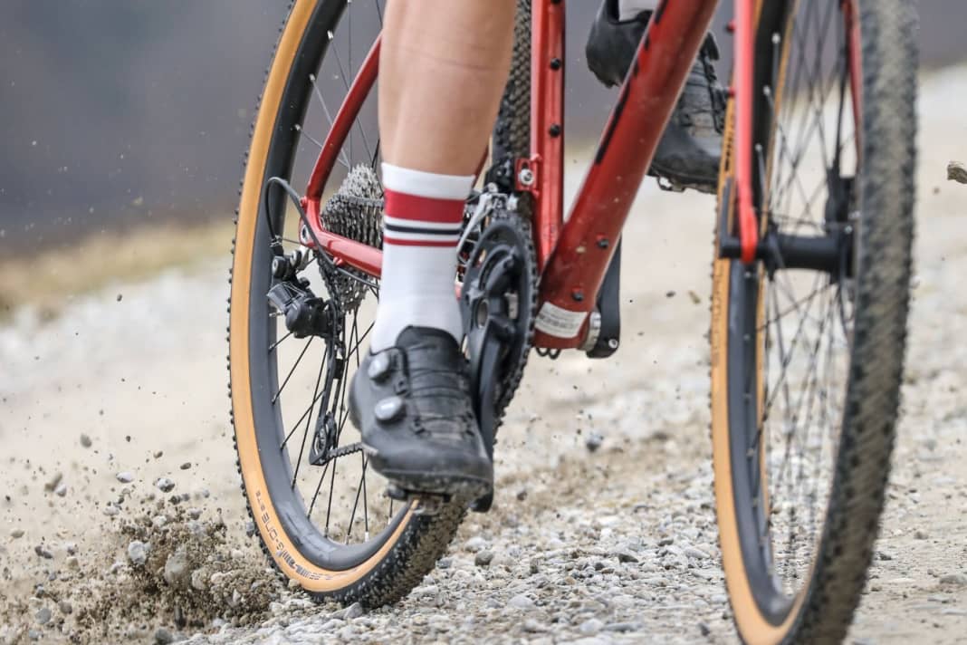 Schnell auf Asphalt und griffig im Gelände. Ein guter Gravel-Reifen muss auf vielen Untergründen performen