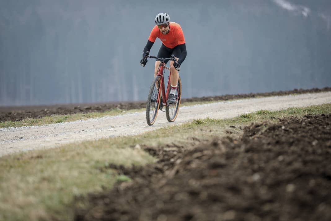 Wie viel Gravelbike bekommt man für maximal 2000 Euro? Zehn aktuelle Modelle aus Carbon und Alu stellen sich dem TOUR-Test