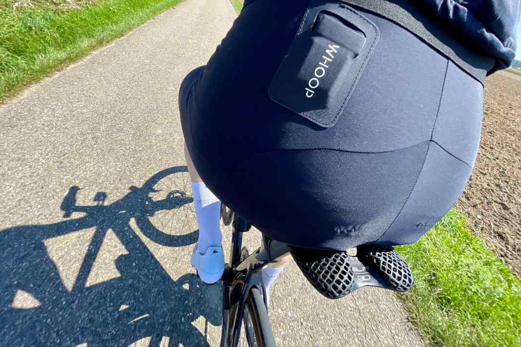 Vom Handgelenk ans Gesäß: Assos bietet eine Rennradhose an, in die sich ein Fitnesstracker von Whoop stecken lässt.