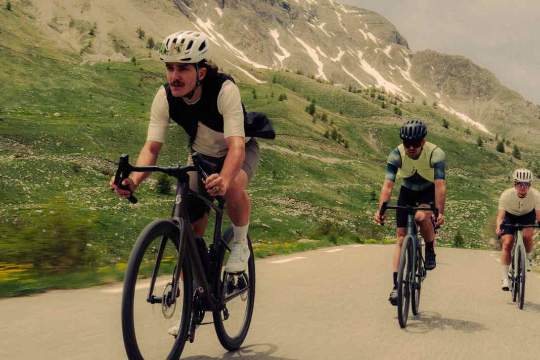 The new generation of the Scott Addict has evolved from a classic marathon bike to a modern all-road bike.