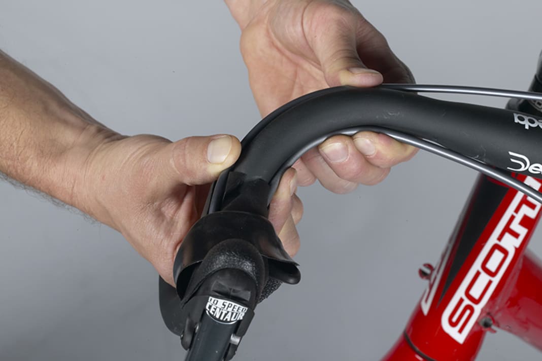 1. Bei Campagnolo werden Brems- und Schaltzug am Lenker entlang verlegt. Der Bremszug wird generell in der vorderen Lenkersicke geführt, der Schaltzug kann, sofern vorhanden, in der hinteren Sicke verlaufen oder direkt auf dem Lenkerbogen, wenn Sie der dadurch entstehende Wulst nicht stört.