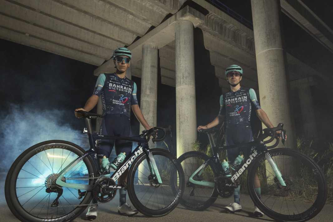 Zum fünften Mal in Folge tragen die Profis von Bahrain-Victorious Trikots des italienischen Herstellers Alé.