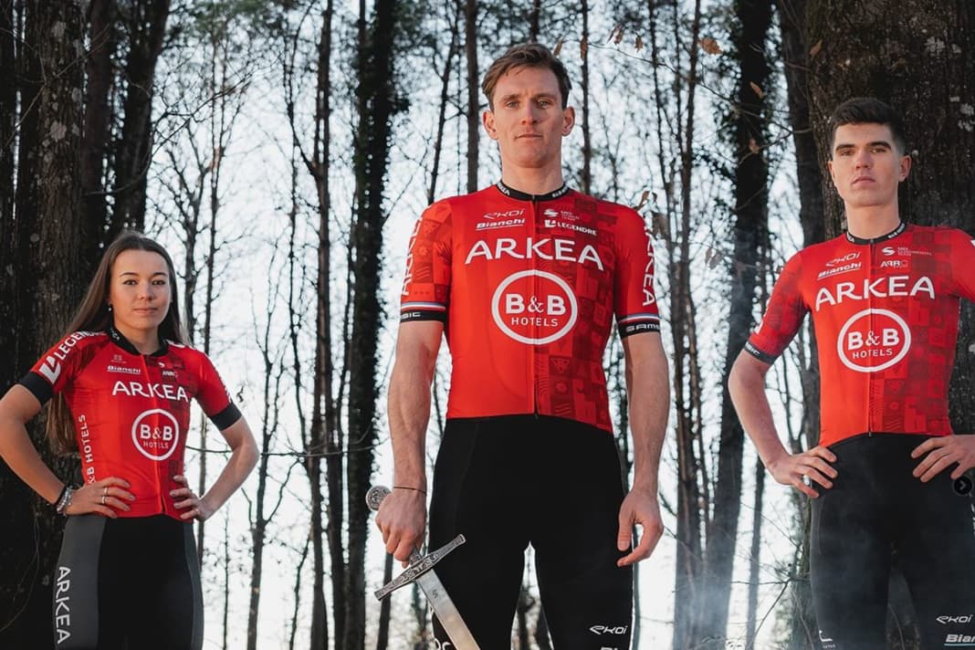 Marie-Morgane le Deunff (links), Arnaud Demare (Mitte) und Pierre Thierry (rechts) mit dem neuen Trikot von Arkea - B&B Hotels im mystischen Wald von Broceliande