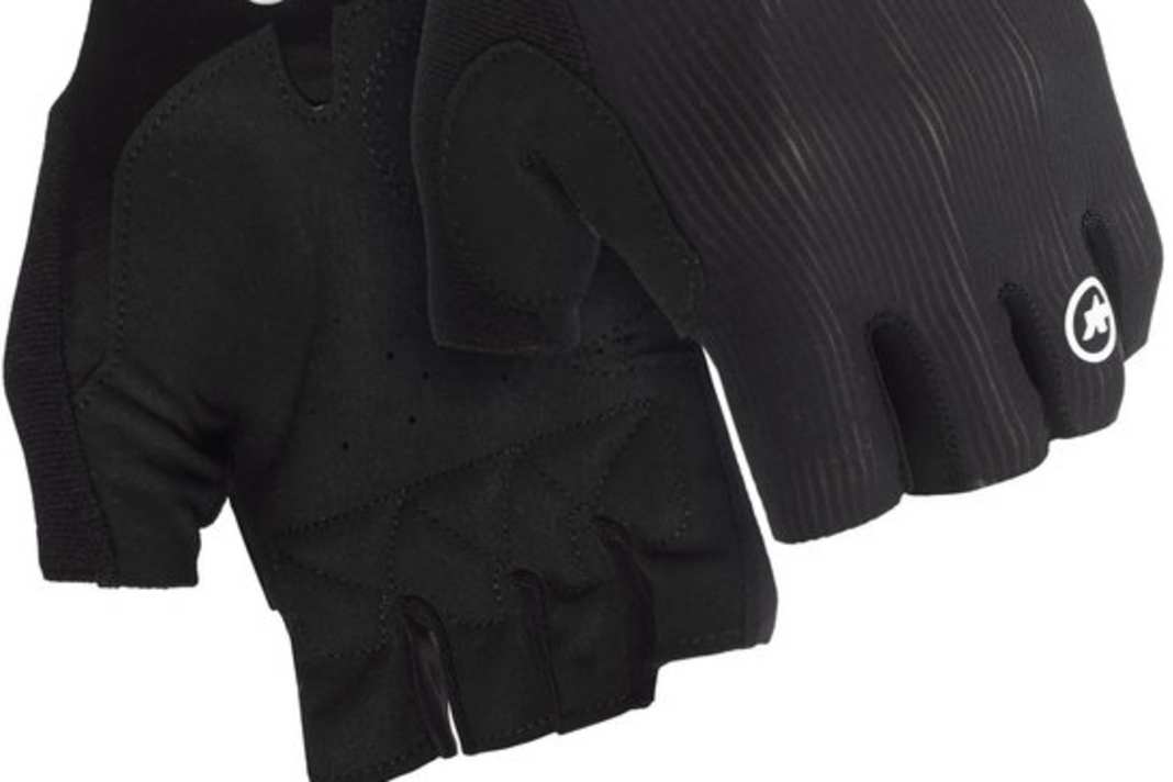 Race-Feeling ohne Kompromisse: Die RS SF Gloves sind die ultraleichte Sommerlösung von Assos für Fahrer, die maximalen Kontakt zum Lenker wollen. Minimal gepolstert, extrem direkt und konsequent auf Hitze und Performance ausgelegt.
