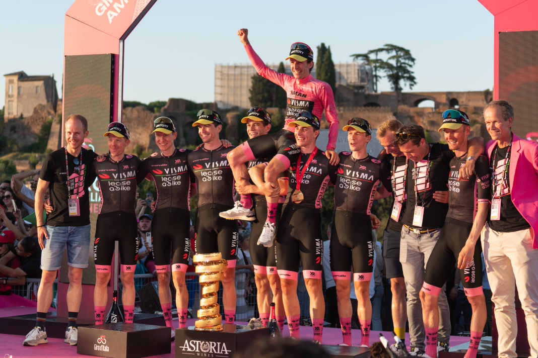 Strong team performance by Simon Yates and his team