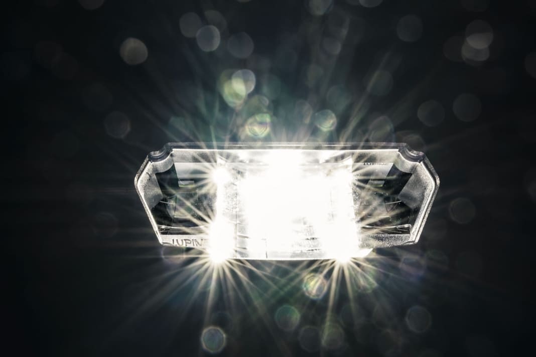 Feuer frei! Zwei High-End-Strahler und vier günstige Leuchten zeigen, ob sie die Nacht zum Tag machen können.