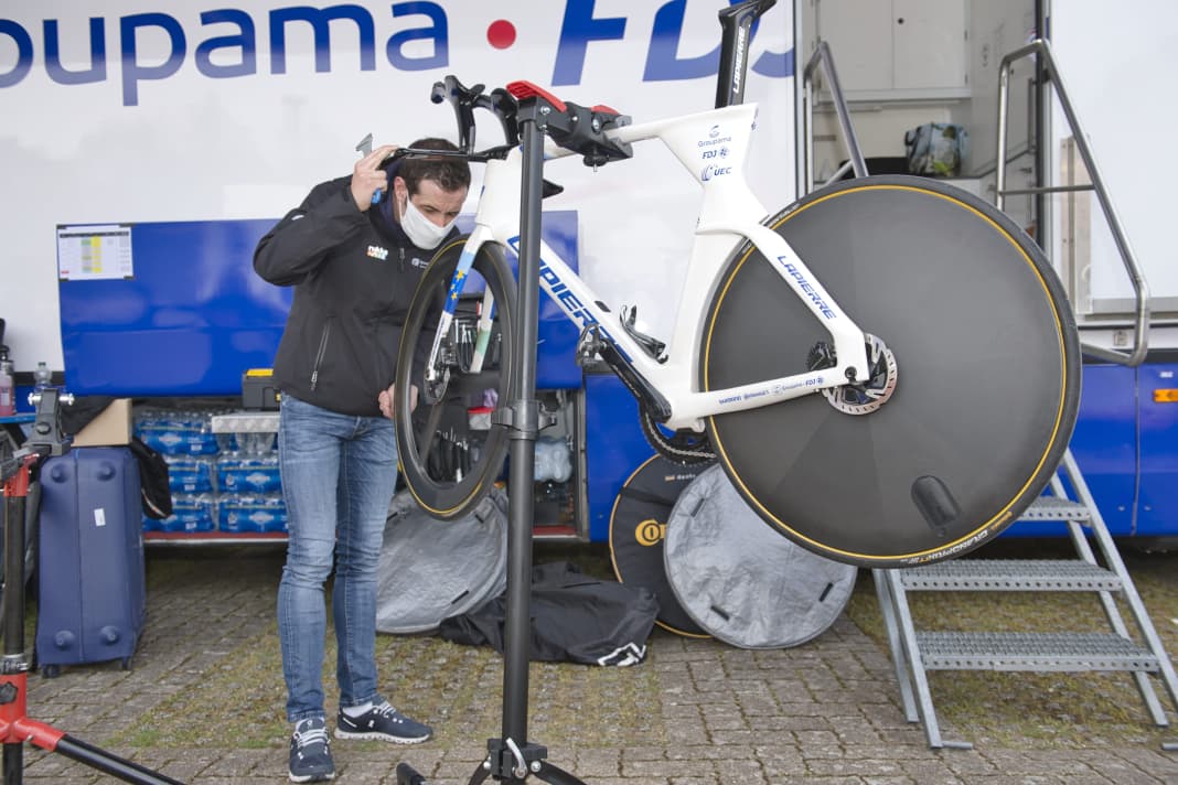 Lange bevor sich die Profis auf der Rolle warm fahren, begnnen die Mechaniker mit dem Aufbau der Räder.