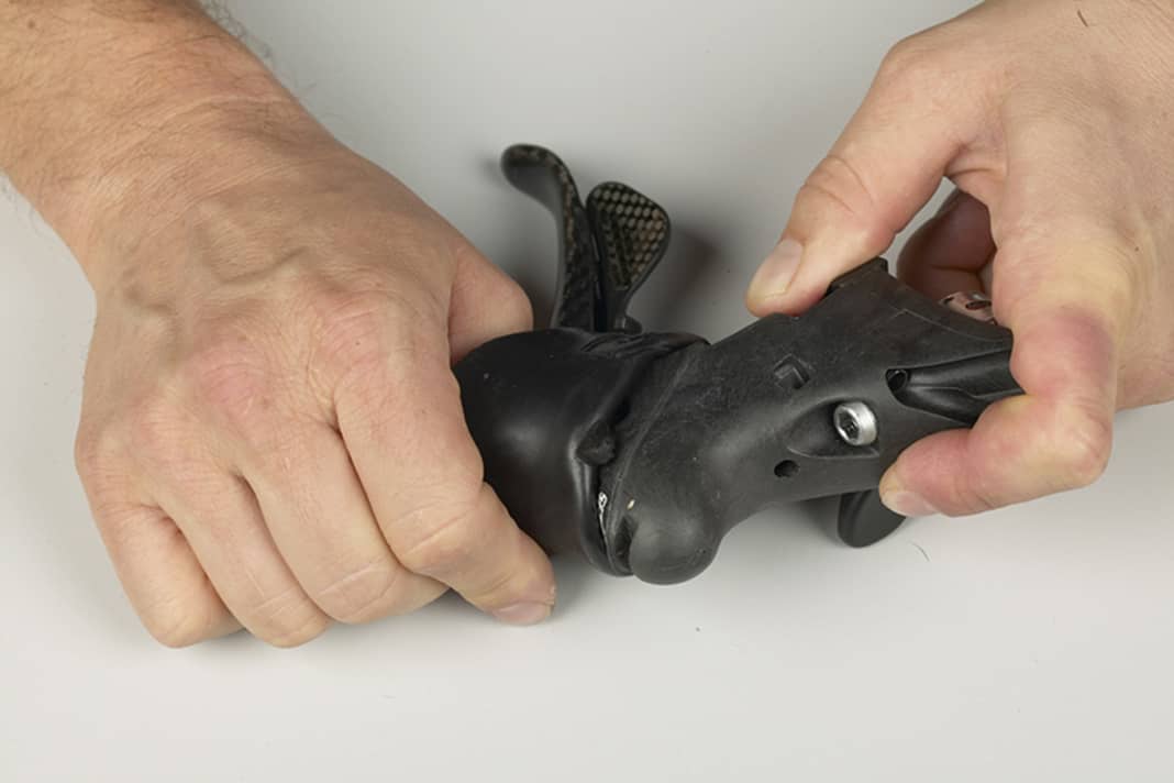 1. pull the rubber grips forwards from the lever body.