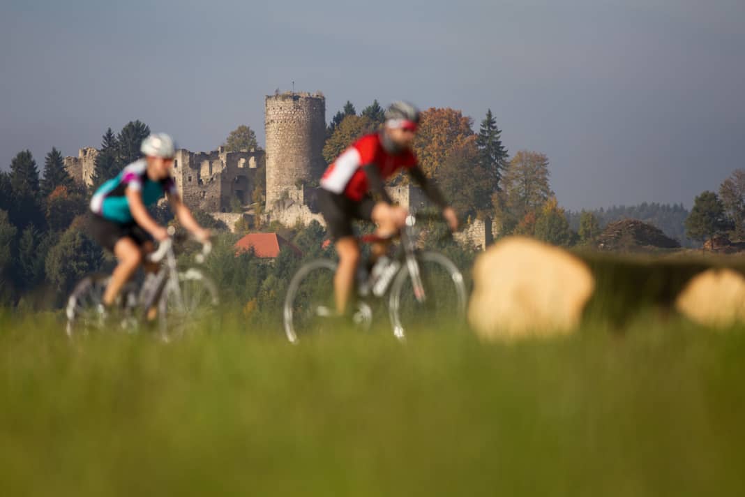 In steilen Kurven bergauf passiert man die Burgruine Prandegg nahe Schönau im Mühlkreis.