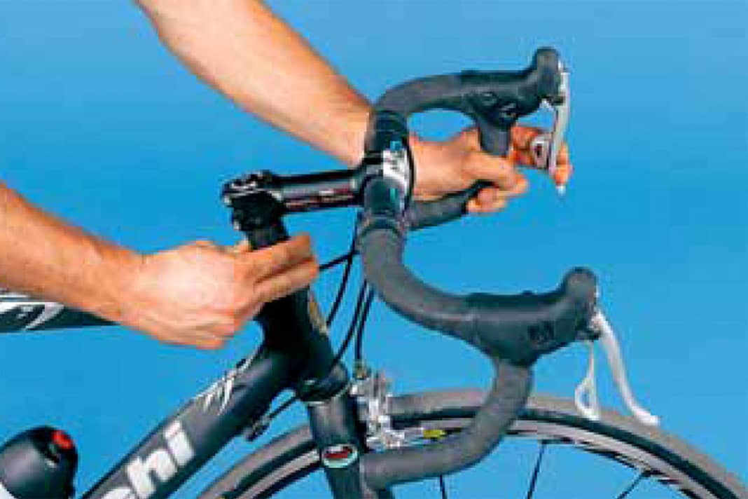 Lager-Kontrolle-so wird's gemacht

1. Ziehen Sie die Vorderrad-Bremse, legen Sie die Finger der anderen Hand an den Spalt zwischen Rahmen und oberem Lagerring. Schieben Sie das Rad leicht vor und zurück. Bewegt sich der Spalt, hat der Steuersatz zu viel Spiel. Prüfen Sie auch mit quer stehendem Vorderrad. Eine weitere Methode: Lassen Sie das Vorderrad aus etwa zehn Zentimetern Höhe auf den Boden prallen. Klopfende Geräusche deuten auf zu großes Lagerspiel hin. Lassen Sie sich nicht von klappernden Bremshebeln, Zügen oder Radcomputern beirren.