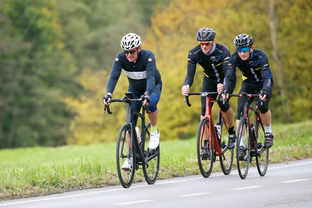 Devil's plaything or blessing of technology? Cycling fans are divided on the subject of e-road bikes. But you can only have your say if you try it out - or read this article.