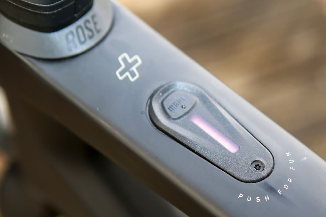 Minimalistisch: Die Farbe der Anzeige in dem winzigen Display signalisiert den Grad der Motorunterstützung. Lila bedeutet "Vollstrom".