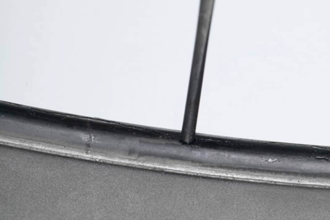 1. non seulement le cadre et la fourche, mais aussi les roues peuvent s'alourdir sans que l'on s'en aperçoive, lorsque des projections d'eau, dues à la force centrifuge de la roue en rotation, s'écoulent le long des rayons et passent devant les écrous pour atteindre les chambres de la jante.