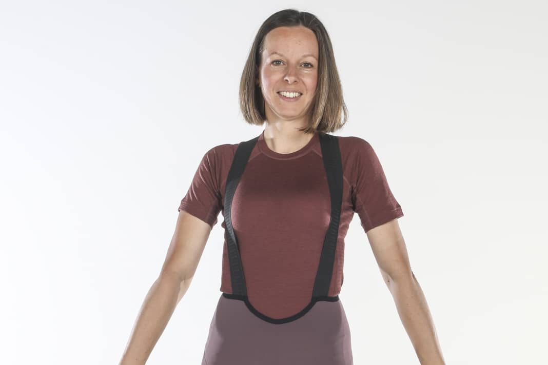 Die Sportful Supergiara 2 W Bibshort richtet sich vor allem an Sportlerinnen, die Kilometer schrubben möchten - egal ob auf dem Gravelbike oder beim Marathon
