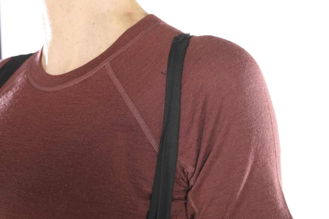 Nahtlos, aber zu dünn: Die Träger von Castelli (Herren), Gobik und Shimano (Damen) rollen sich stark ein und lassen sich nur schwer ausrichten.