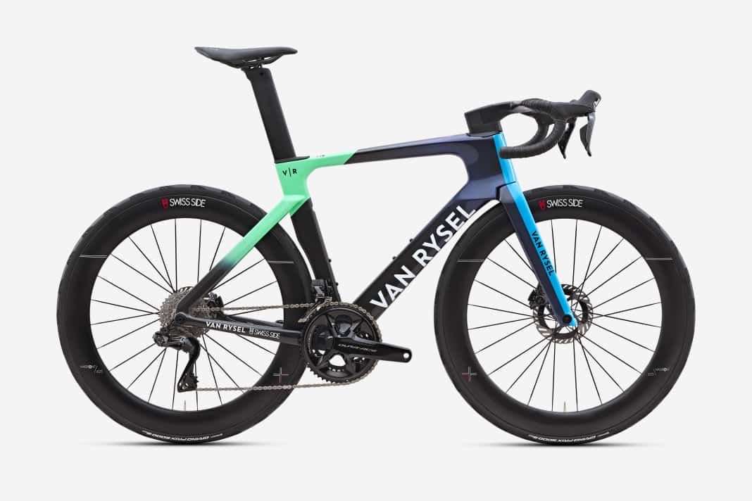 Lors de la présentation de l'équipe Decathlon AG2R La Mondiale, un nouveau vélo de course aéro a été présenté : le Van Rysel RCR-F