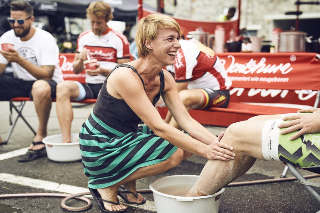 Am Stand von Jentschura im Ziel wird das basische Fußbad nicht nur genommen, sondern zelebriert.