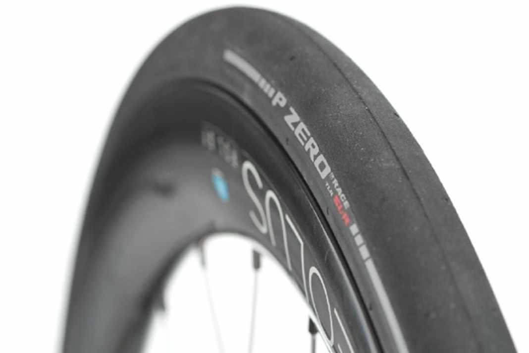 A première vue, les caractéristiques aéro du nouveau pneu Pirelli ne se remarquent pas du tout.