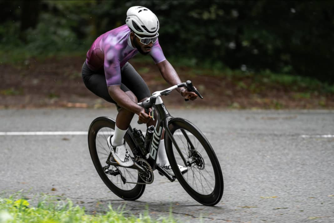 Nouveau vélo de course polyvalent : le BMC Teammachine R est basé sur le SLR qui lui a donné son nom, mais il est censé être nettement plus rapide en comparaison.