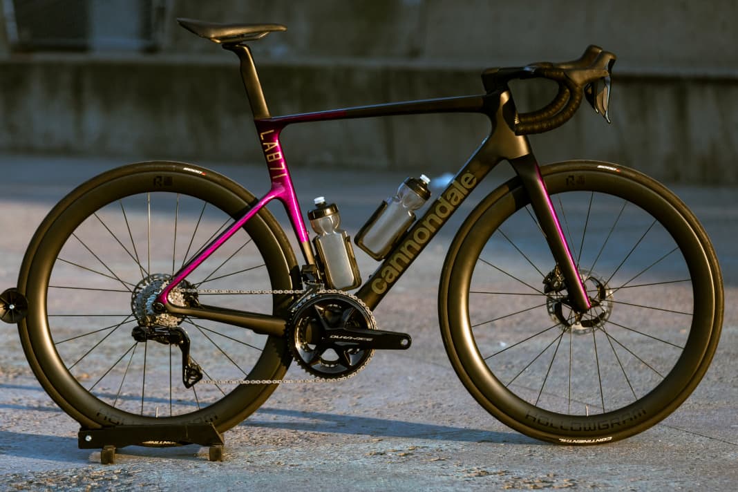 Das Lab71 SuperSix Evo ist das erste Cannondale, das unter der neuen Premiummarke Lab71 läuft. Die Luxusausstattung hat ihren Preis, 14999 Euro kostet die Rennmaschine.