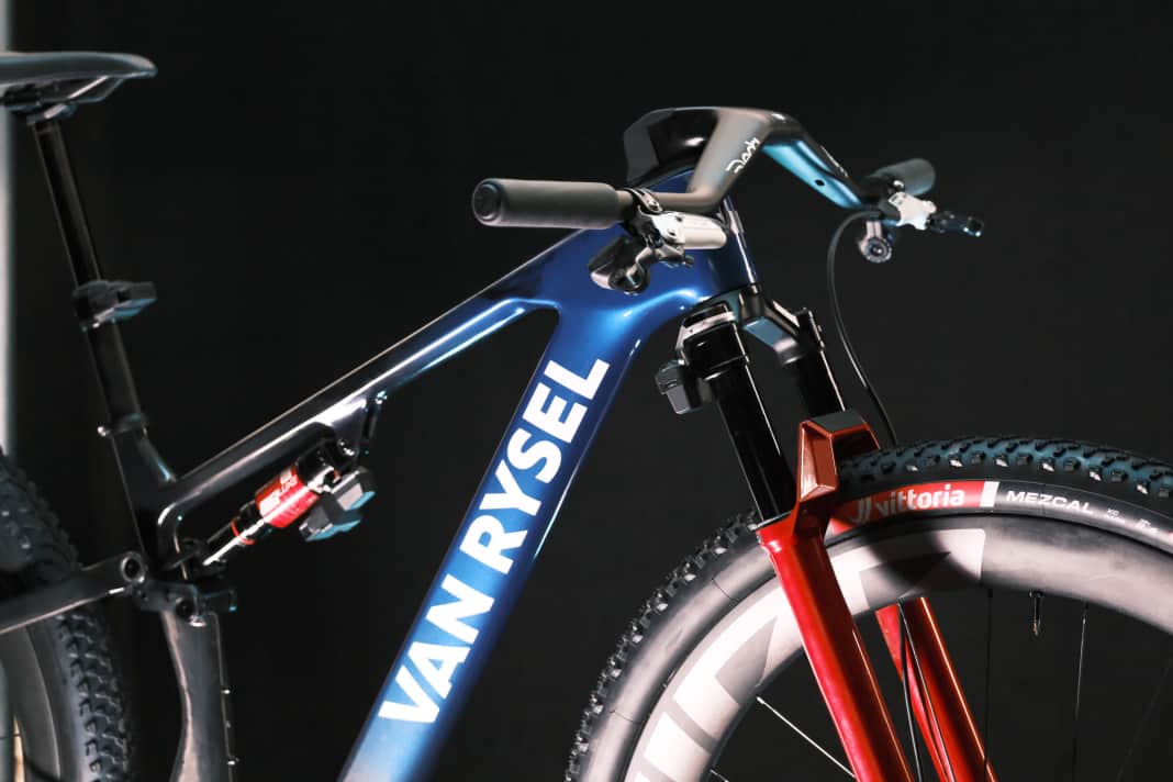 Fokus auf Aero: Auffällig ist die tiefgezogene Cockpit-Einheit aus Carbon am Van Rysel RCR-XC.