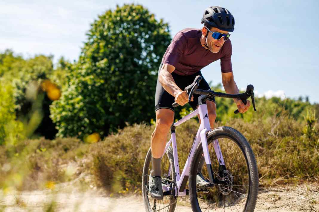 Marathon pros like Karl Platt and Alban Lakata (pictured here) now also like to step on the gas on their gravel bikes.