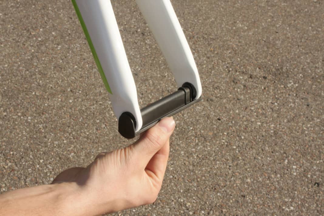 Always insert spacers immediately when removing the wheels. This prevents the dropouts from being damaged, scratching the surface and inadvertently compressing the fork and rear triangle.