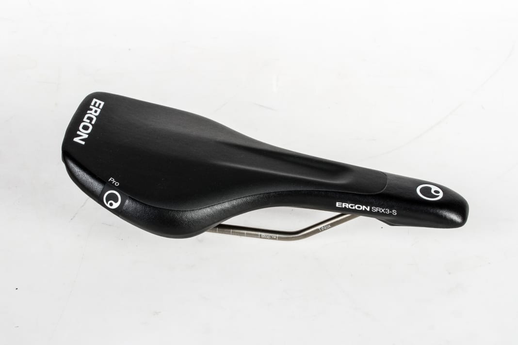 Ergon SRX3 Pro, taille S
	Fonctionne le mieux en position de guidon inférieur ; si l'on saisit le guidon supérieur et que le bassin se redresse, la pression sur les os de l'assise augmente et le bassin trouve peu de soutien sur la forme plate ; le rembourrage a tendance à être dur et le revêtement de la selle pourrait être un peu plus adhérent. Prix : 130 euros