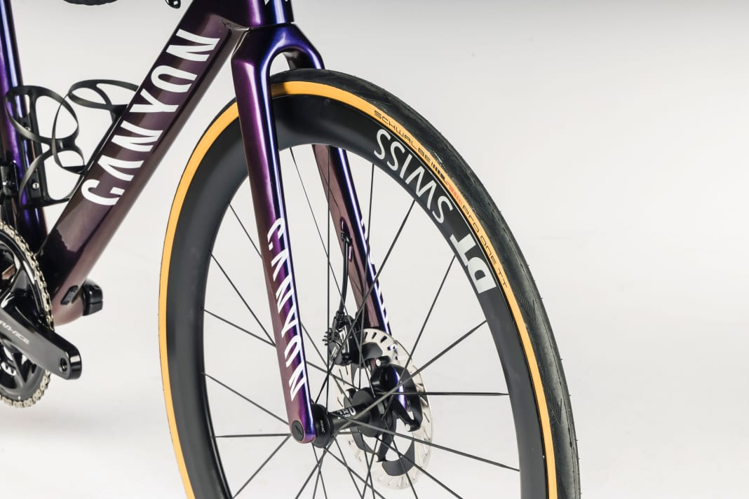 Aktuelle Trends: Das Canyon Ultimate setzt auf Aero-Optimierung und viel Platz für breite Reifen.