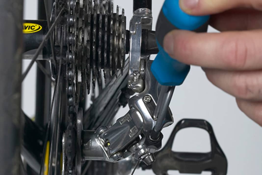 1. the inner end stop is limited with the rear lower Phillips screw. In principle, this is the same as with Campagnolo and Sram, but has the advantage that you can look directly from behind at the position of the guide roller to the sprocket during adjustment.
