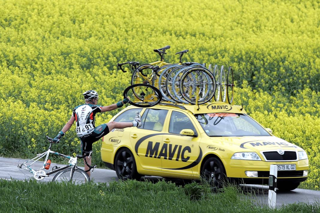 Défaillance de Jeffrey Louder (USA / Team Health). Le camion de matériel neutre de Mavic ne s'est pas arrêté à cause du peloton qui suivait (Tour de la Paix 2006) 