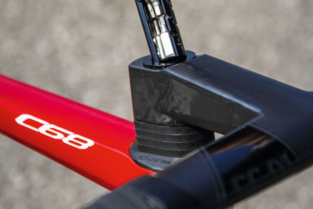 Im Steuerrohr ist ein knapp 70 Gramm leichtes Minitool versteckt