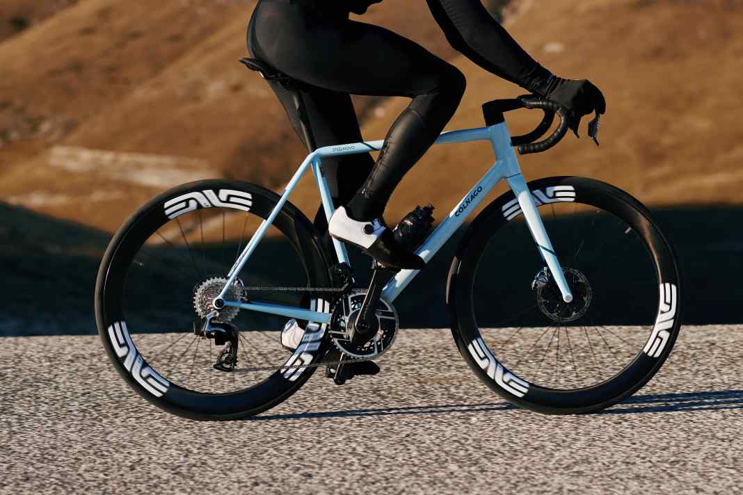 Colnagos Stahlklassiker kommt in zwei neuen Designs; das Kürzel "SNLB" steht für die hellblaue Variante