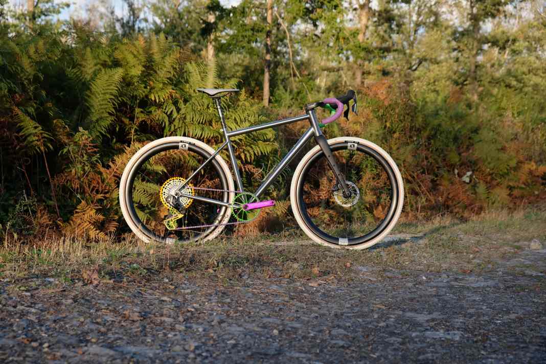 Der französische Titanspezialist zeigt auf dem Roc d'Azur ein neues Allround-Gravelbike