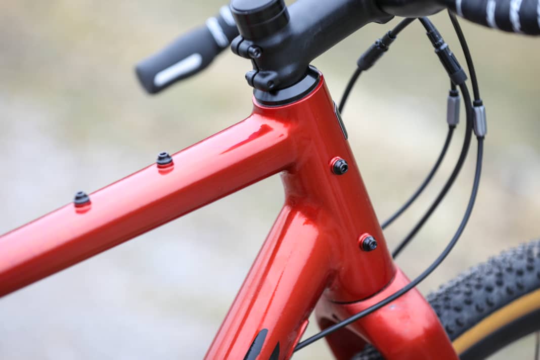 De nombreux gravelbikes peuvent être chargés de bagages grâce à des œillets de montage.
