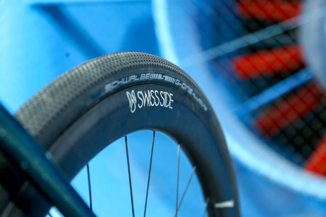 The distinctive kink in the rim flank is intended to improve aerodynamics