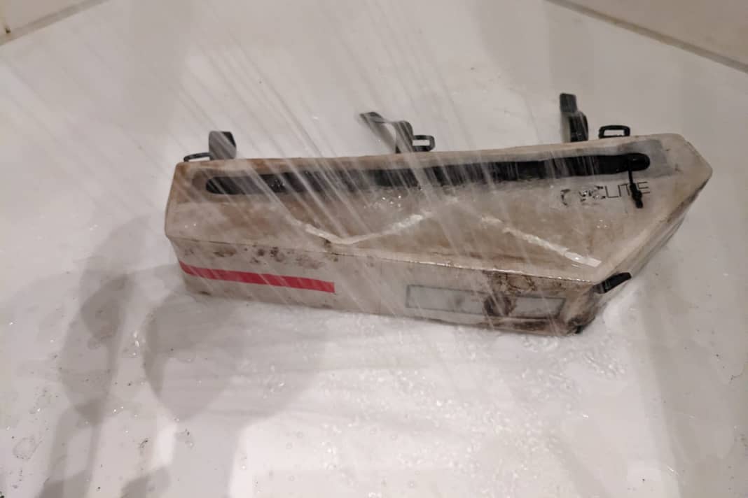 Étape 1 : Mouiller le sac. Nous avons choisi la douche.