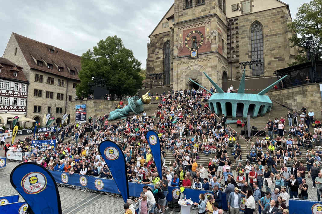 Besondere Kulisse: Die zweite Etappe der Lidl Deutschland Tour beginnt in Schwäbisch Hall. Die Freitreppe der Stadtkirche St. Michael verschafft den Zuschauern den perfekten Überblick