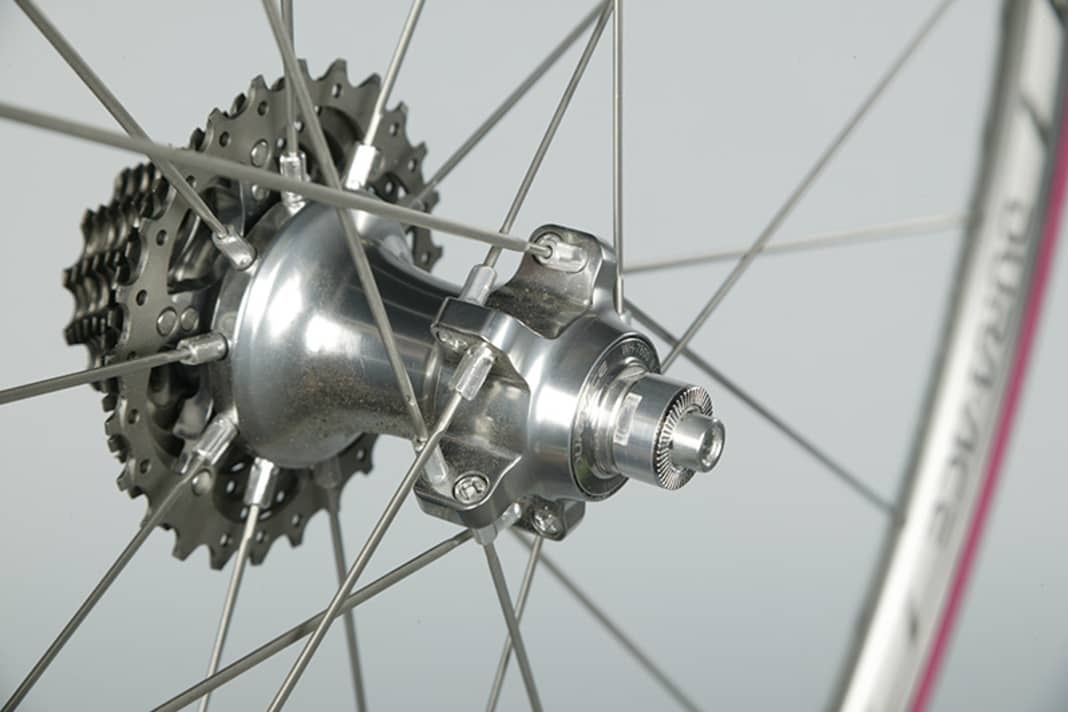 1. Naben mit Konuslagern besitzen am Hinterrad meist links und am Vorderrad meist auf beiden Seiten zwei schmale Flächen am eigentlichen Konus und am Konterring. Bei vielen Modellen ist das Gewinde auf den Achsen zu erkennen. Verwenden Sie unbedingt ein Paar Konusschlüssel, die exakt passen – sonst besteht die Gefahr, dass Sie die Schlüsselflächen beschädigen.