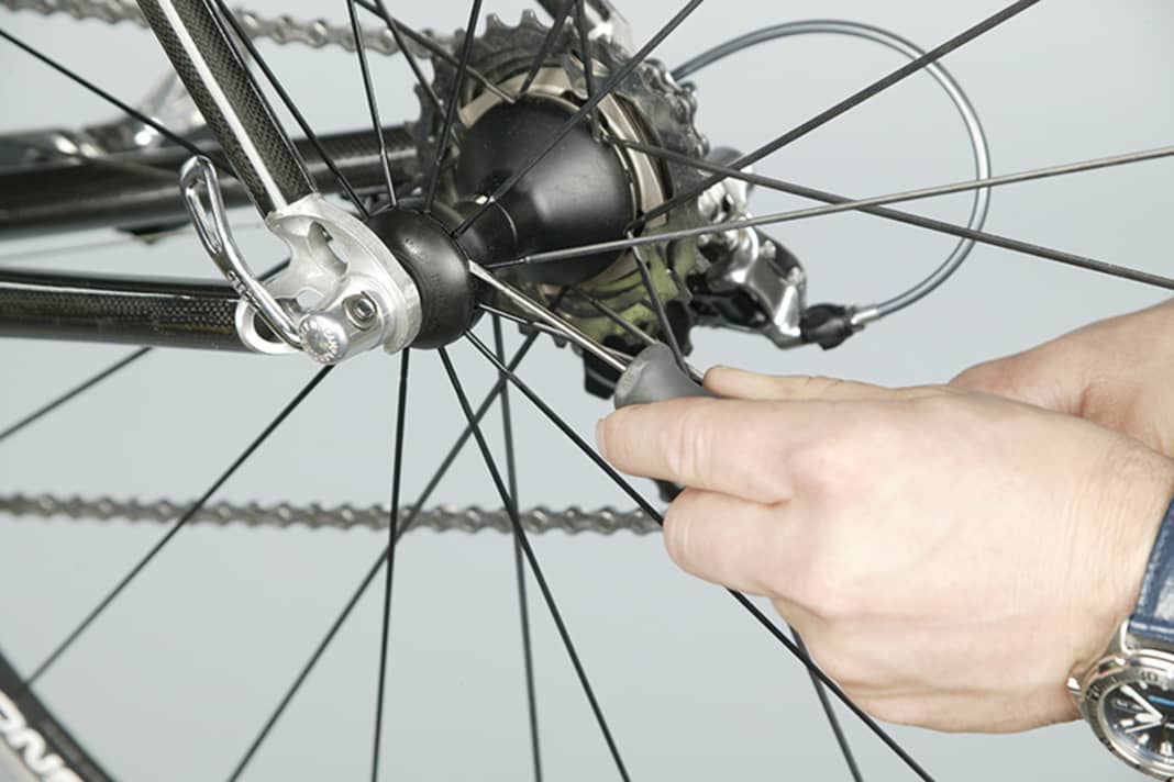 1. Bei Campagnolos Systemlaufrädern verbirgt sich der Einstellring unter einer Kunststoffkappe. Lösen Sie diese mit einem spitz zulaufenden Werkzeug, zum Beispiel einem Messer. Verkanten Sie das Werkzeug dabei nicht, sonst gibt’s Kratzer. 