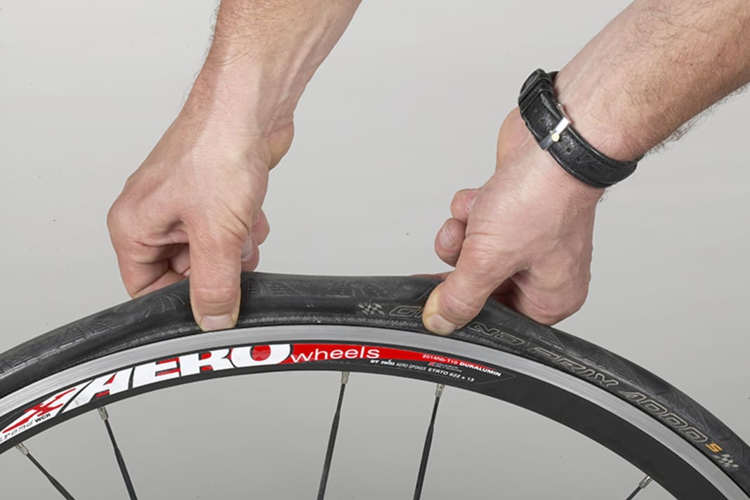 1. unscrew the valve cap, open the knurled nut at the top of the valve and press it into the valve body until the air has completely escaped. Press both sides of the tyre cover together over the entire circumference of the wheel so that the tyre foot is in the deepest part of the rim well.