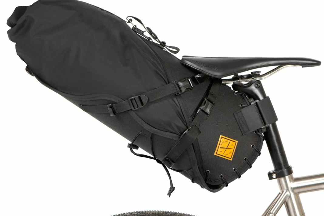 Die "Arschrakete" von Restrap besteht aus einem Holster und einem Drybag. Das Holster kann am Rad bleiben, während sich der Drybag schnell entnehmen lässt.