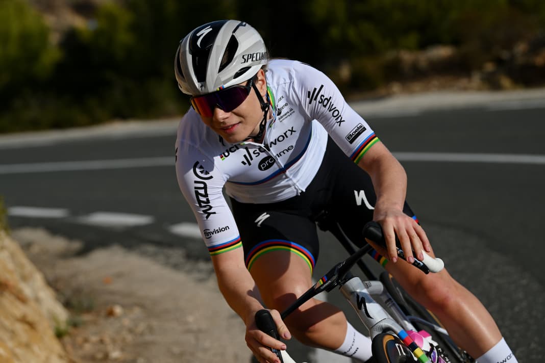 Lotte Kopecky beim Trainingslager mit ihrem Team SD Worx - Protime. Im Dezember ging es für das Team nach Alicante (Spanien).