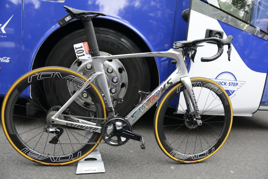 Sur cette photo, la Venge de Kittel est encore garée devant le bus de l'équipe à Düsseldorf. Après avoir parcouru exactement 203,5 kilomètres sur la ligne d'arrivée à Liège, l'as du sprint a célébré la victoire numéro un sur son bolide.

	Entre-temps, les inscriptions sur le tube supérieur et le tube diagonal ont été peintes en vert discret et la bande du guidon est également de la couleur du sprinter.
