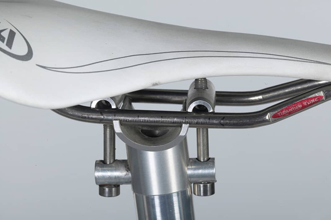 1. Nicht jede Sattelstütze ist so offen wie diese – aber Spritzwasser läuft immer an der Sattelstütze entlang ins Rahmeninnere. Weil Stütze und Rohr selten perfekt zueinander passen, dringt es durch kleine Schlitze ins Innere. Auch durch die Öffnungen innen verlegter Bremszüge oder das Lenkungslager kann Wasser eindringen.