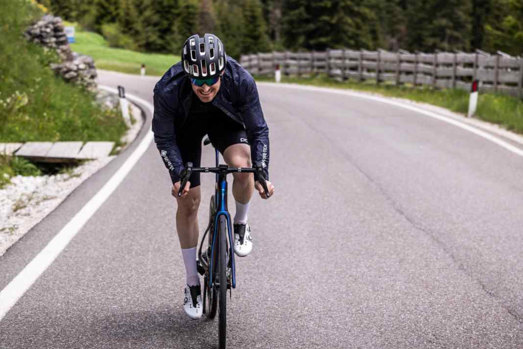 Le nouveau Dogma F a fêté sa première course lors du Dauphine. Neuf jours avant le Tour de France, Pinarello présente officiellement le nouveau vélo de course polyvalent.