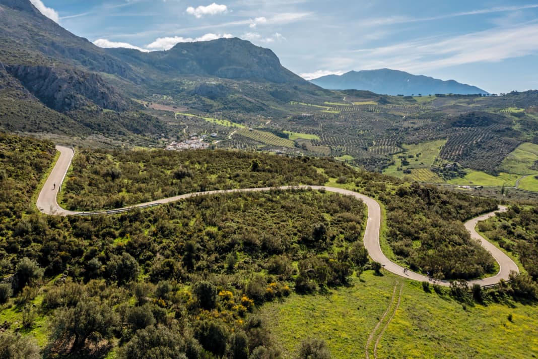Rund 30 Kilometer nördlich der Mittelmeerküste schlängelt sich der Anstieg zum Puerto del Sol auf 1086 Meter Höhe