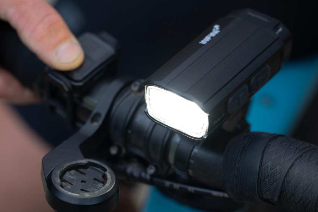 Mit einer maximalen Lichtleistung von 1200 Lumen im Tagblitzmodus sorgt der Frontscheinwerfer Infini Glaux für unübersehbare Präsenz bei Tageslicht.